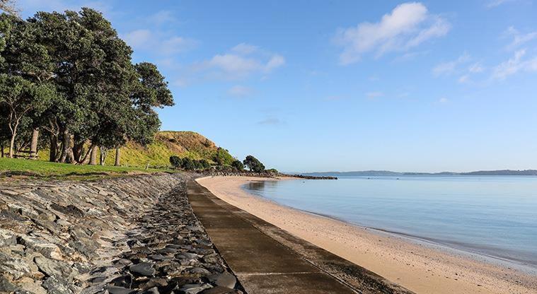 Beach Front Resort! Maraetai Экстерьер фото