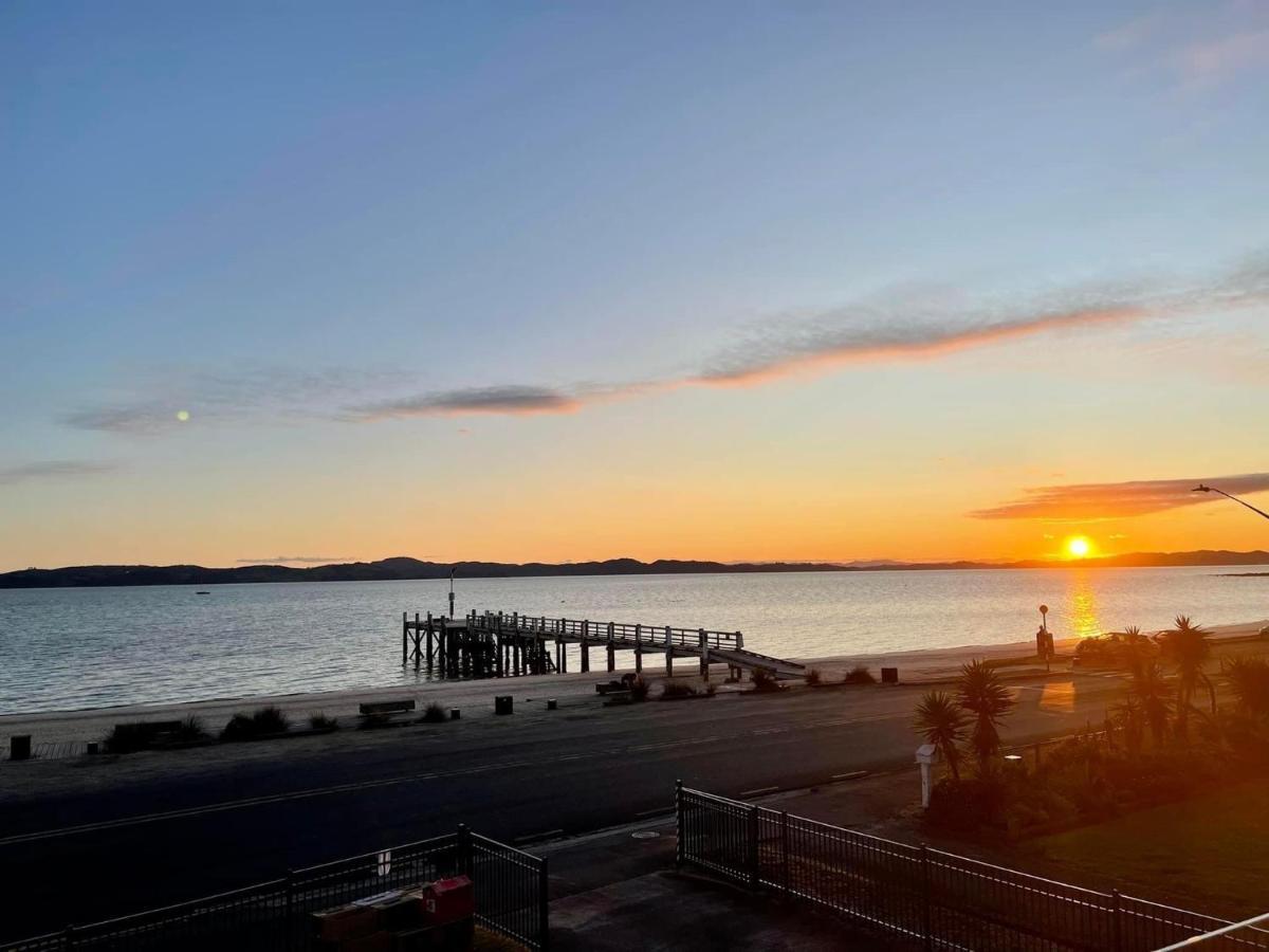 Beach Front Resort! Maraetai Экстерьер фото