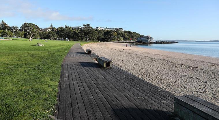 Beach Front Resort! Maraetai Экстерьер фото